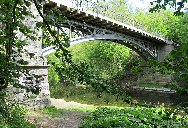 jernbanebro over Sus�